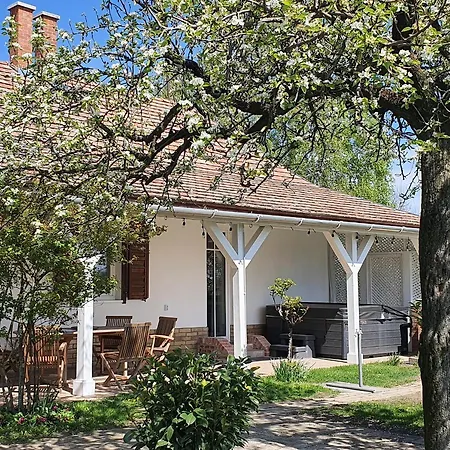 Héthatár Wellness Vendégház - Fecskefészek Villa Pusztavacs
