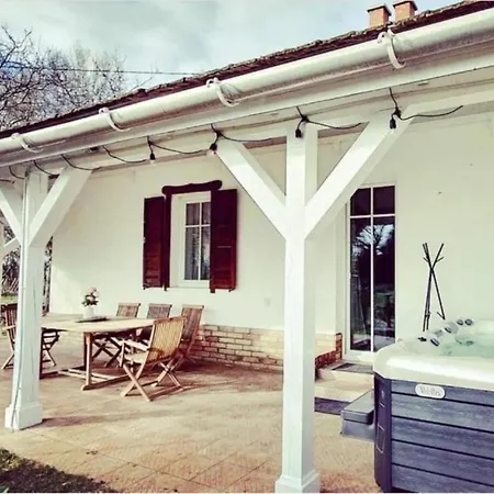 Villa Héthatár Wellness Vendégház - Fecskefészek Pusztavacs